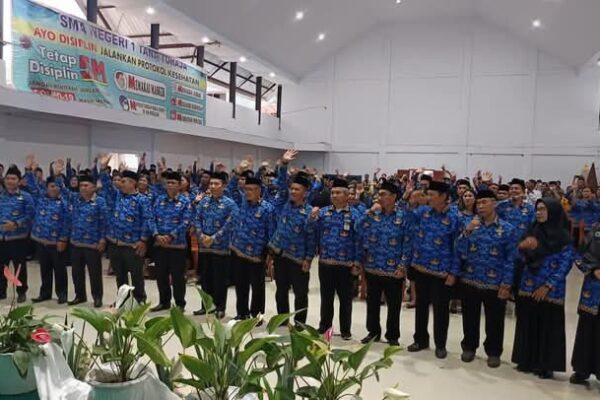 Enam Orang Guru dan Pegawai MIN 1 Tana Toraja Mengikuti Pelantikan PPPK