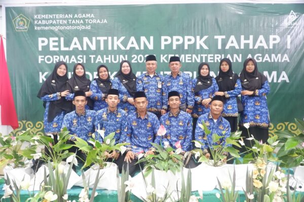 Dua Belas Guru dan Pegawai MTsN 1 Tana Toraja Resmi Dilantik sebagai PPPK Formasi 2024