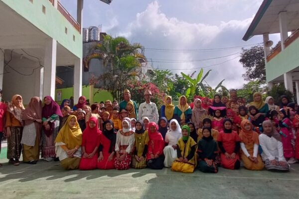 Peringati Hari Pendidikan Nasional Dengan Berbusana Adat
