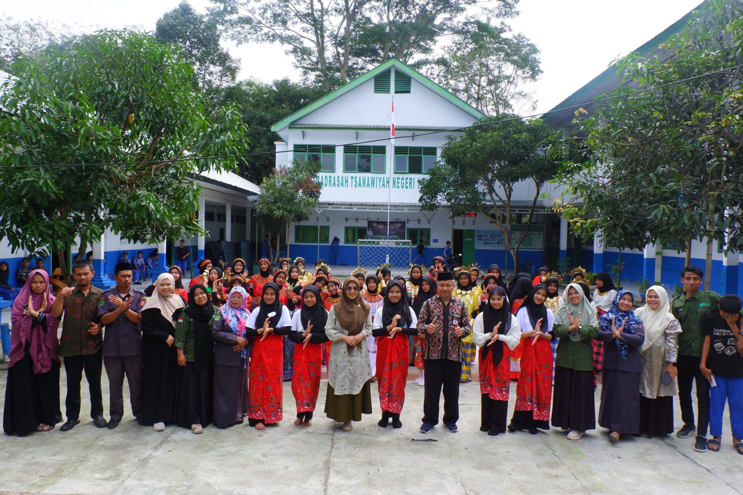 Pagelaran Tari Warnai PORSENI MTsN 1 Tana Toraja 2025