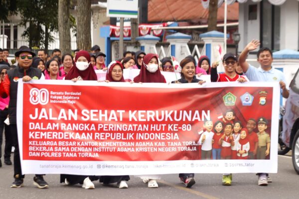 Bupati Tana Toraja Lepas Jalan Sehat Kerukunan HUT ke-80 RI Beberapa ASN Kemenag dari berbagai suku dan agama bersama memegang baliho Jalan Sehat Kerukunan.