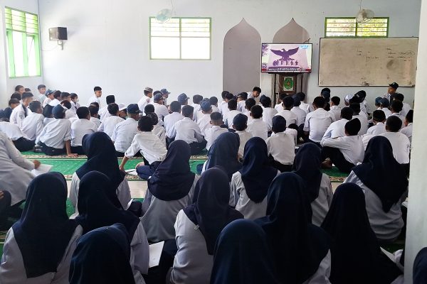 Menumbuhkan Nasionalisme, Peserta Didik MTsN 1 Tana Toraja Gelar Nobar Film G30S/PKI