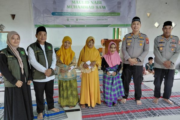 Kapolres Tana Toraja Hadiri dan Beri Santunan Dhuafa Lansia pada Peringatan Maulid di Masjid Al hidayah Tekko Makale Selatan