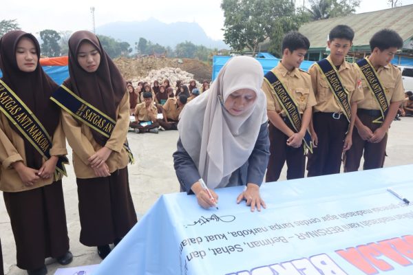 Satukan Tekad Generasi Z: MAN Tana Toraja Deklarasikan ‘Madrasahku Bersinar’ sebagai Benteng Anti-Narkoba