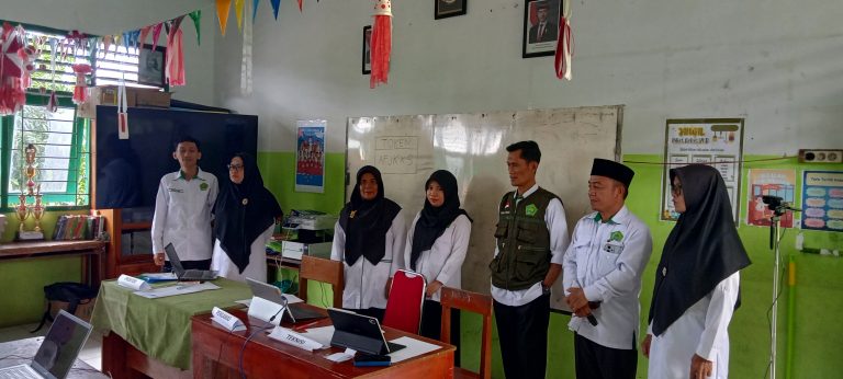 Pengawas Madrasah dalam Kunjungannya Menekankan Tentang Pentingnya Literasi